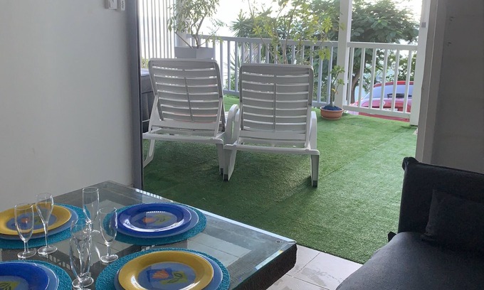 Case-Pilote Apartment | On the ground floor of a house a T2 for 2 people with sea view 2mn from the beach