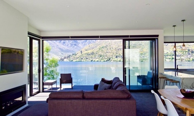 Frankton House | On the Lake , Remarkable Views