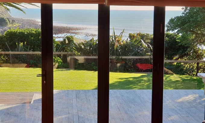 Raglan House | ON THE ROCKS, Whale Bay