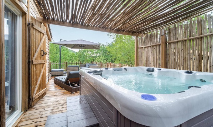 Chalabre House | On the shore of two lakes welcomes you this practical wooden chalet with a large terrace.
