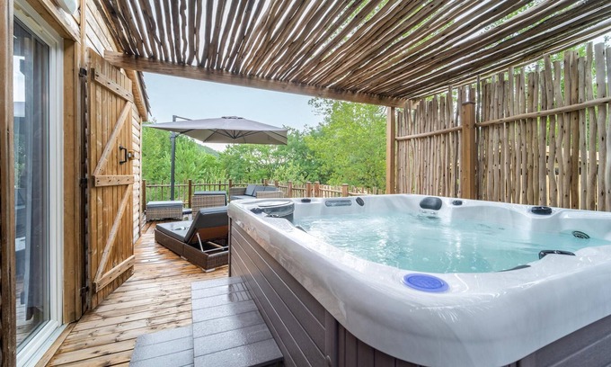 Chalabre House | On the shore of two lakes welcomes you this practical wooden chalet with a large terrace.