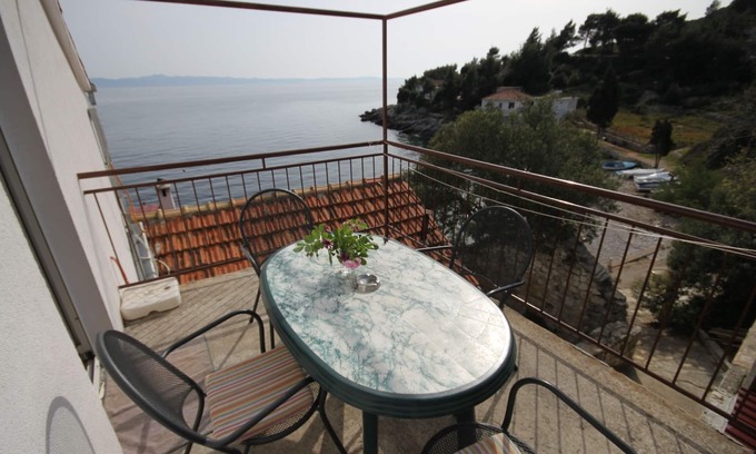Gdinj Apartment | One bedroom apartment near beach Cove Tvrdni Dolac, Hvar (A-8703-a)
