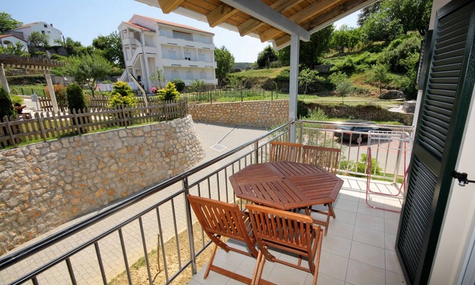Kampor Apartment | One bedroom apartment near beach Kampor, Rab (A-3213-h)