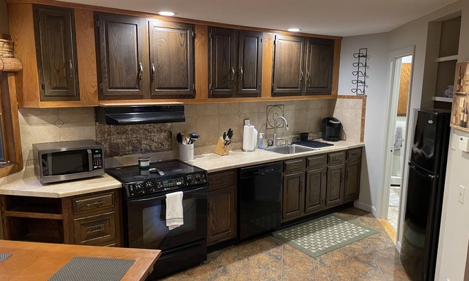 Canton House | One Bedroom Guest House Nestled in the mountain