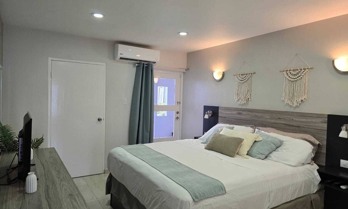 Noord Apartment | One Bedroom vacation apartment Aruba, pool, walking distance to Eagle Beach!