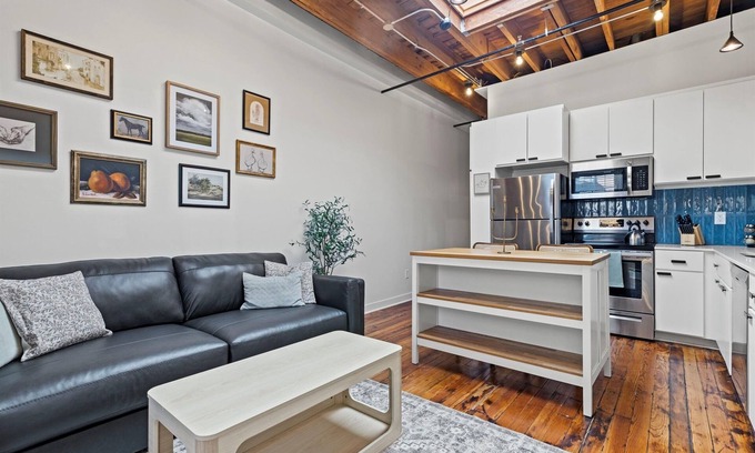 Crossroads Arts District Condo | One Bedroom walkable to Tmobile/P&L!
