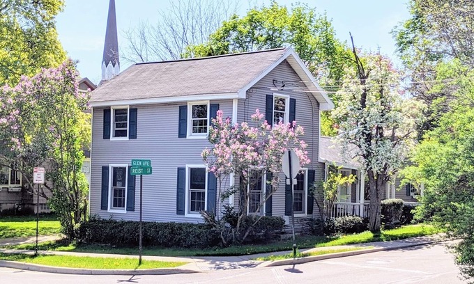 Williamsville House | One block from Main Street, free parking, pets allowed