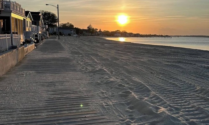 Bayville House | ONE BLOCK TO BEACH. Charming 3-bedroom house with WiFi and AC. Ocean Gate NJ