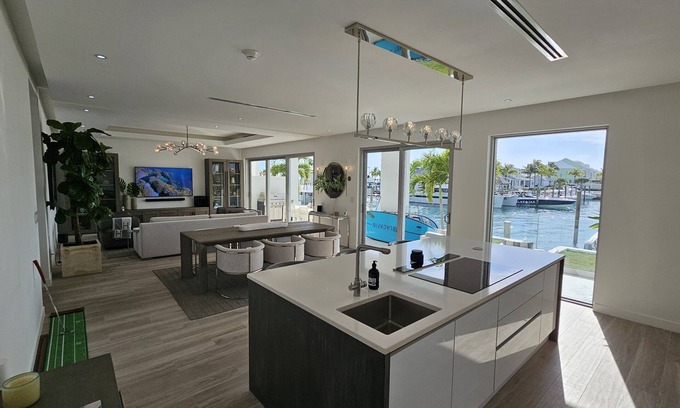 Palm Cay Condo | ONE Marina at Palm Cay. Rarely available 4 br/3.5 bath condo. Waterfront!