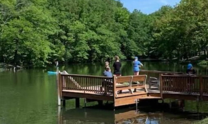 Three Oaks Cabin | One minute to beach/fishing lake! Knotty but Nice-sleeps upto 6-Pet/Kid Friendly