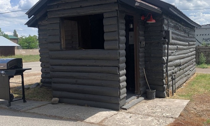 Meeker Cabin | One Room Cabin with Kitchenette