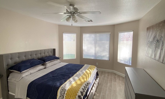 Enterprise House | One story, 3bedrooms. 15 min from Strip. Quiet & and safe.