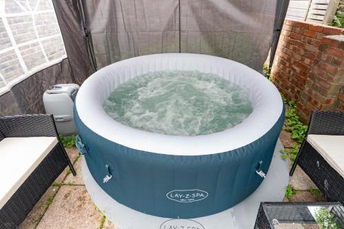 Southsea Apartment | Open Mind Property - Hot Tub,14 Guests & Free Parking
