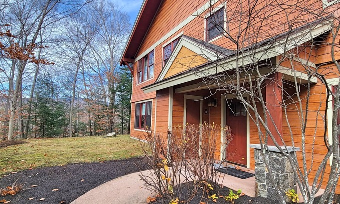 Lincoln Condo | Open plan, AC/FP, pool access, at South Peak, ski shuttle. P001A by LRS