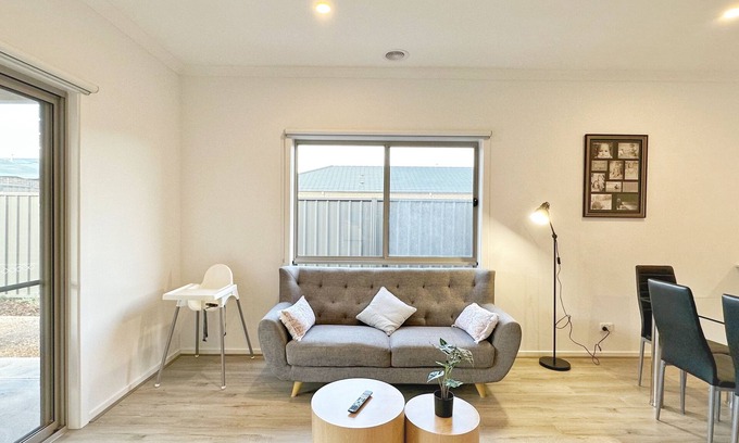 Tarneit House | Open Range Zoo/cozy Bed/free Netflix/android Tv/fitness/workplace