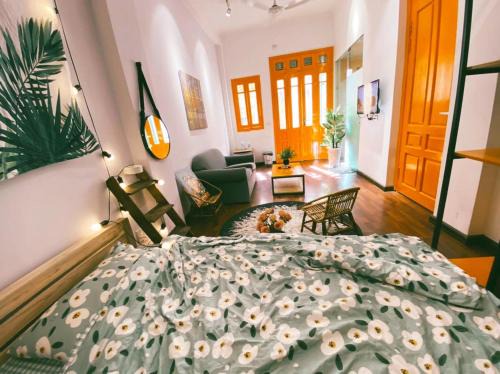 Hoan Kiem House | ORANGE with BALCONY 02