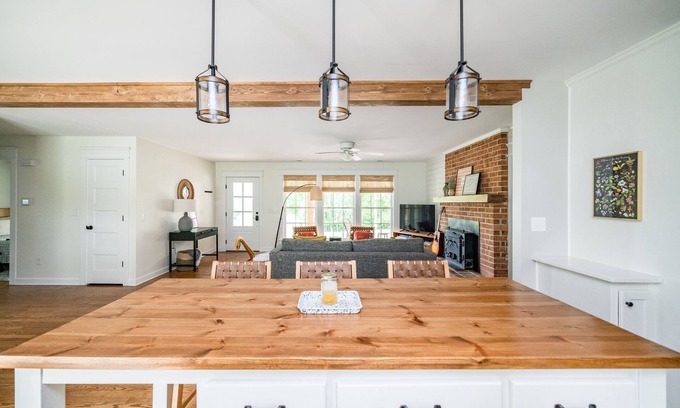 Peaks House | Orchard View Retreat in Blue Ridge Mountains with Hot Tub + 2 King Suites!