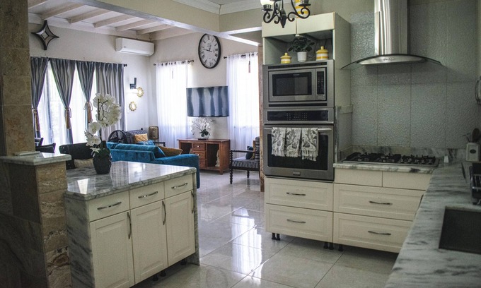 Mona Heights House | Orchid Home - Charming 2-bedroom house with WiFi and AC in Kingston 6