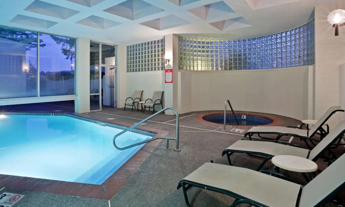 Lake Forest House | Oregon Gem! 2 Comfortable Units, Onsite Swimming Pool, Parking and Shuttle!