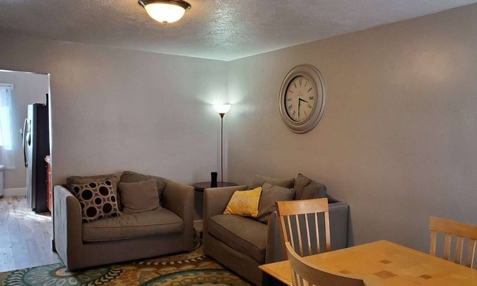 Orem House | Orem duplex*King Bed* no stairs fast wifi
