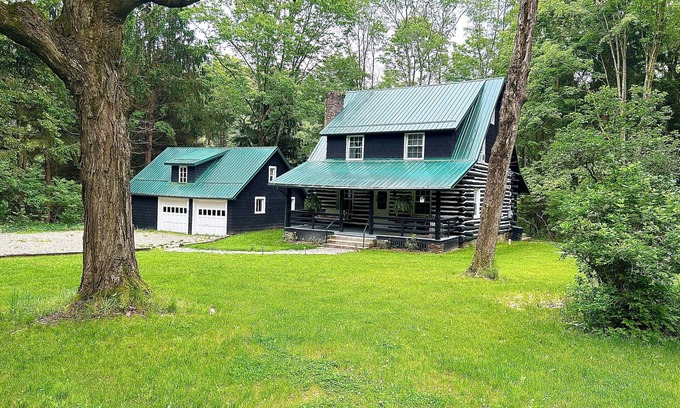 Boswell Cabin | Original log cabin on 3 private acres