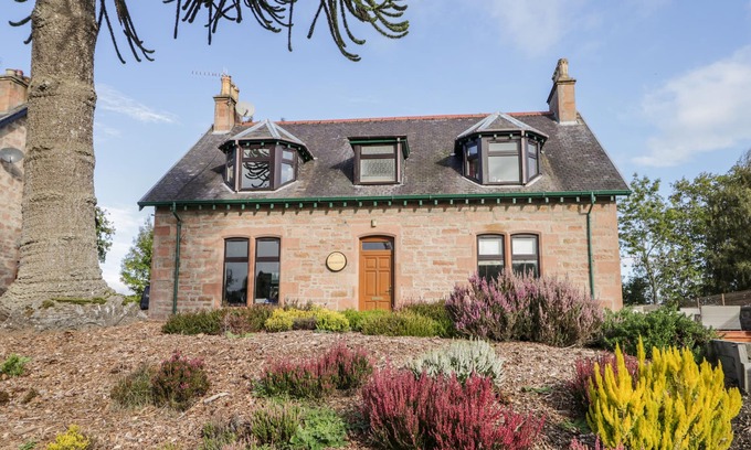 Marybank Cottage | ORRINSIDE, pet friendly, luxury holiday cottage in Muir Of Ord