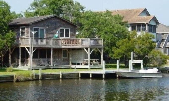 Brigands' Bay House | Otter's Pub-Fun & Relaxing On Canal-Big Dock & Great View-Kayaks-Pet Friendly