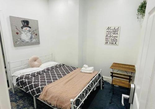 Spruce Hill Apartment | Oui on Ludlow - Entire House and Private Rooms in University City