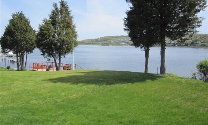Portsmouth House | Our Cottage on the water-Labor Day Special-Relax Swim Read a book Go fishing