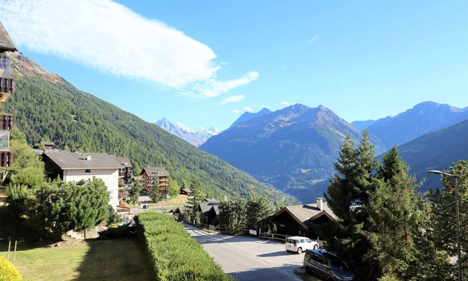 St. Luc Apartment | Outside: 2-room flat with south-facing balcony with view of the Matterhorn. Foldable terrace furnitu