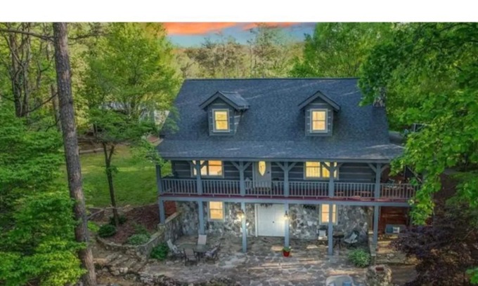 Rockwell House | Outskirts of Heaven - enjoy a mountain feel just minutes from the city!