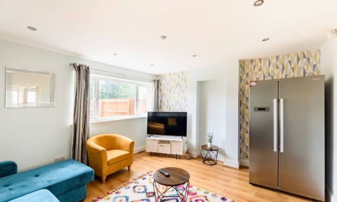 Northfield House | Overbury Lodge, Birmingham B31 with FREE Parking