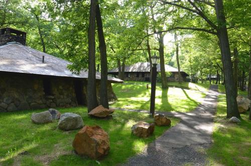 Bear Mountain Hotel | Overlook Lodge and Stone Cottages at Bear Mountain