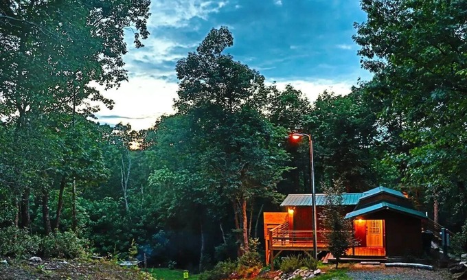 Clarkesville Cabin | Overlook National Forest, Cozy cabin with hot tub and firepit.