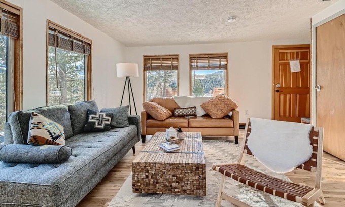 Rollinsville House | Owl Chalet - Explore Black Hawk & Nederland