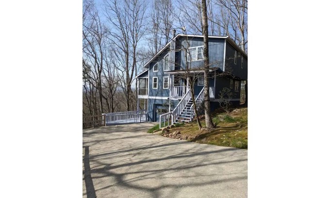 Clarkesville House | Owl Landing Treehouse retreat with firepit. 12 minutes to Helen & Clarkesville!