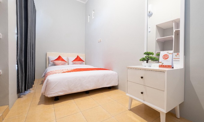 Mertoyudan Hotel | OYO 2727 Nareswari Guest House