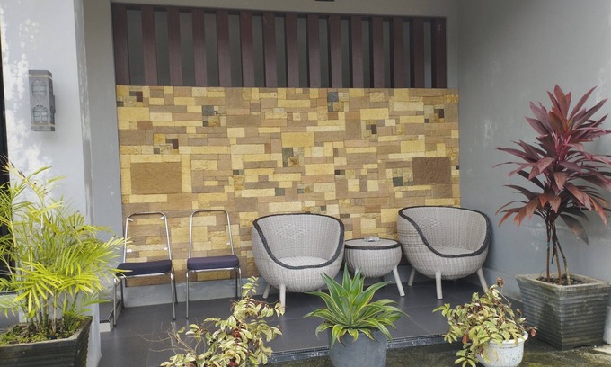 Kalimantan Hotel | OYO 93152 Azwa Gh Katingan Near Lapangan Sepak Bola Pegatan Hilir