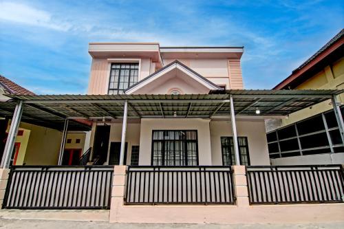 Pekanbaru Hotel | OYO 94758 Kamila House