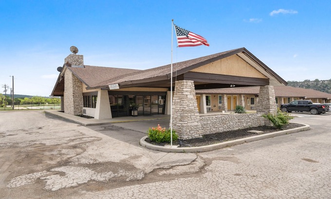 Junction Hotel | OYO Hotel Junction TX I-10