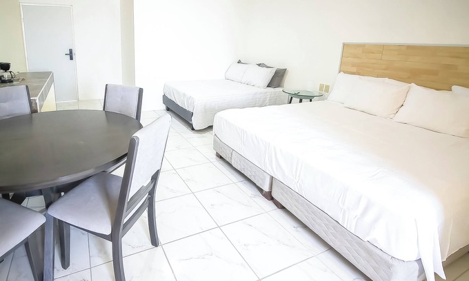 Colonia El Progreso Hotel | OYO Hotel Plaza Las Torres, Cabo San Lucas