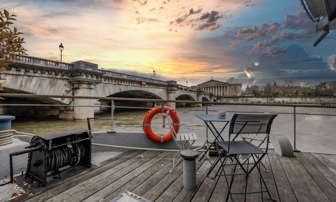 Saint-Germain-l'Auxerrois Boat Rental | Péniche Luxe - Concorde/vue Tour Eiffel