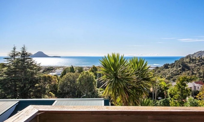Whakatane House | PACIFIC OCEAN HEIGHTS: Stunning sea and island views