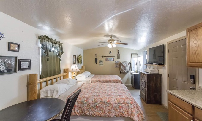 Glendale Cottage | Paislees Palace at Serenity Hills Zion