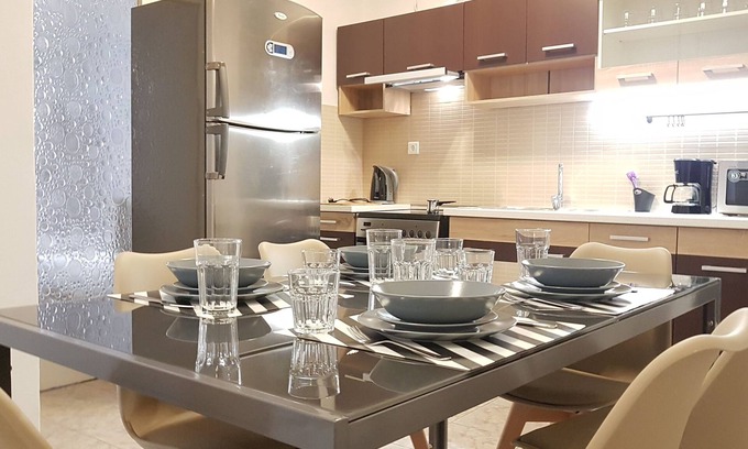 Mousio Apartment | Palette Apartment (Chocolate) - Athens Center, 6 BD, 3 BATH