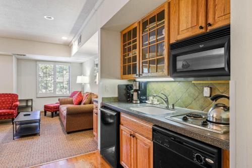 Olympic Valley Apartment | Palisades Tahoe Lodge Rentals Studio #203