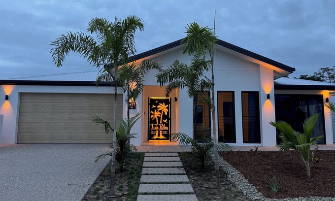 Clifton Beach House | Palm Cove 2 bedroom new built with large heated spa