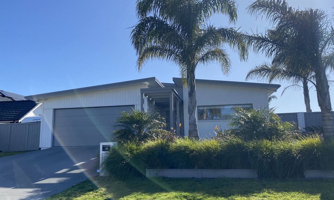 Papamoa Beach House | Palm Springs Paradise in Papamoa - close to shops, beach and waterways