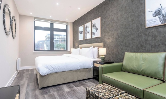 London Borough of Bromley Apartment | Palm Tree House | Safari