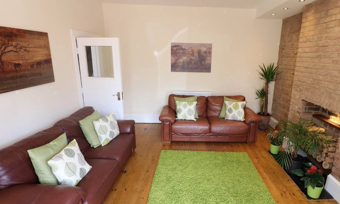 Torquay Cabin | Palm Tree House is a 4 bedroom house sleeping up to 7 guests.